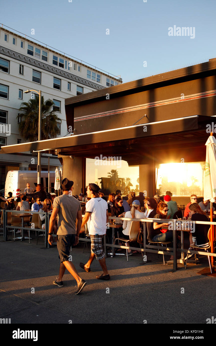 Stati Uniti, Los Angeles, individui a piedi giù per la Venice Boardwalk Foto Stock