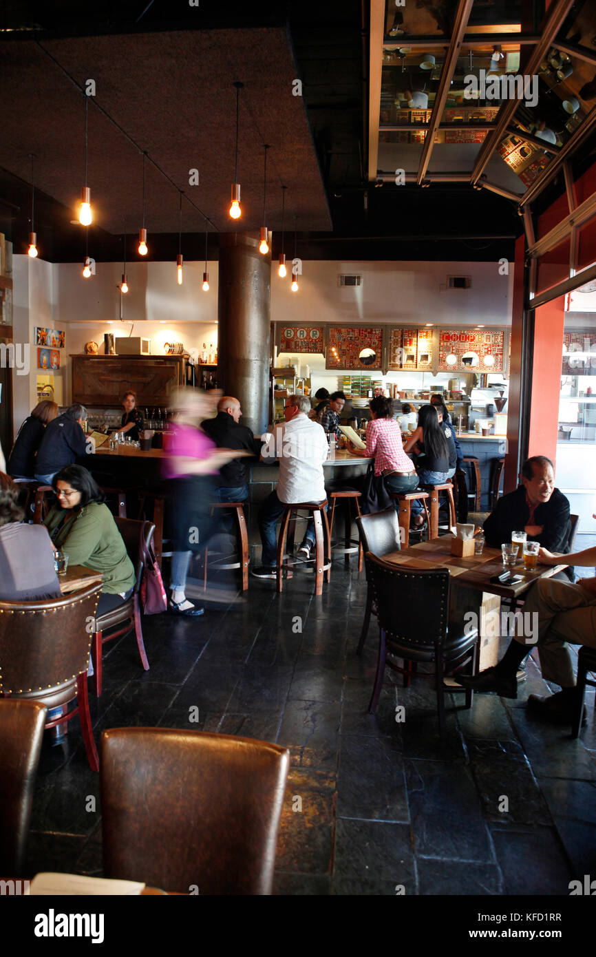 Stati Uniti d'America, la California di Oakland, all'interno del Chop Bar che è aperto tutto il giorno e normalmente alloggia una folla mista di individui Foto Stock