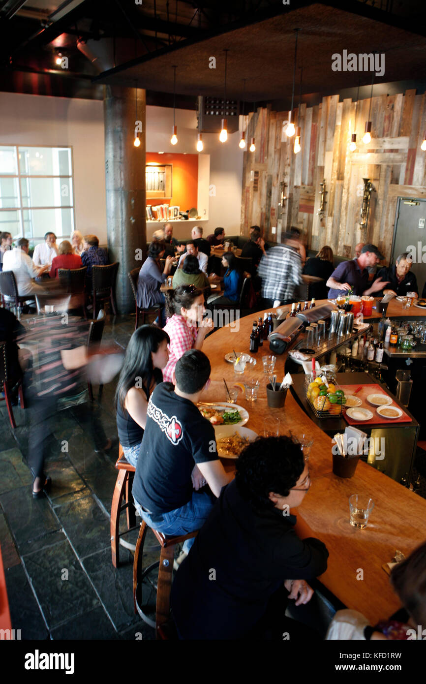 Stati Uniti d'America, la California di Oakland, all'interno del Chop Bar che è aperto tutto il giorno e normalmente alloggia una folla mista di individui Foto Stock