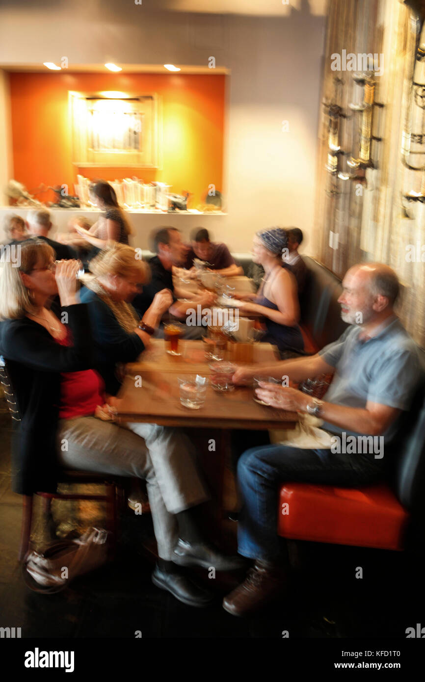 Stati Uniti d'America, la California di Oakland, all'interno del Chop Bar che è aperto tutto il giorno e normalmente alloggia una folla mista di individui Foto Stock