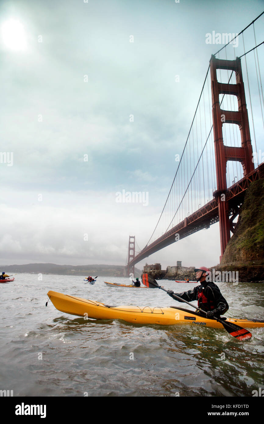 Stati Uniti, California, San Francisco, individui sopportare il freddo per kayak sotto il Golden Gate Bridge Foto Stock