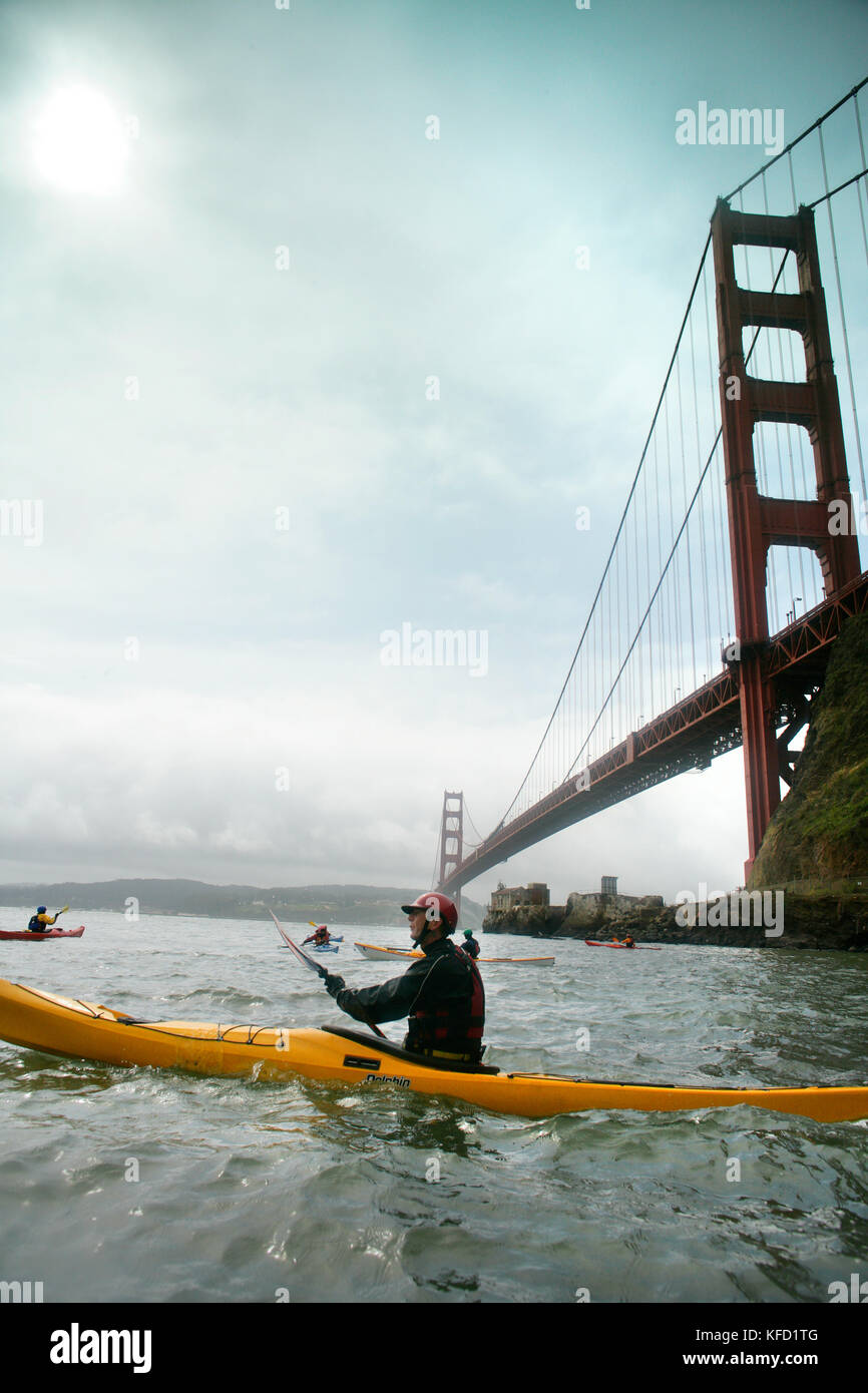 Stati Uniti, California, San Francisco, individui sopportare il freddo per kayak sotto il Golden Gate Bridge Foto Stock