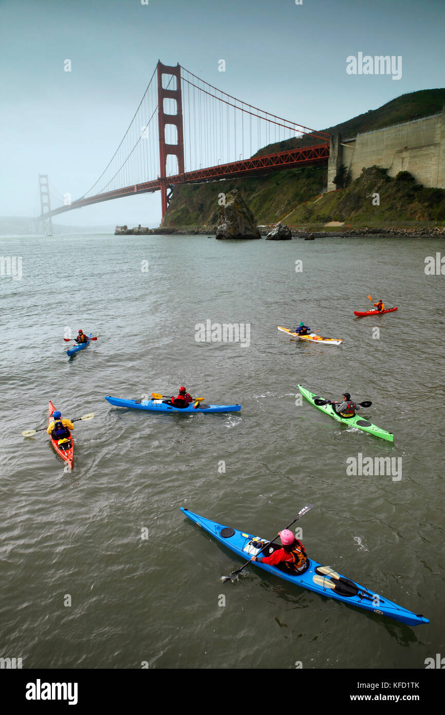 Stati Uniti, California, San Francisco, individui sopportare il freddo per kayak sotto il Golden Gate Bridge Foto Stock