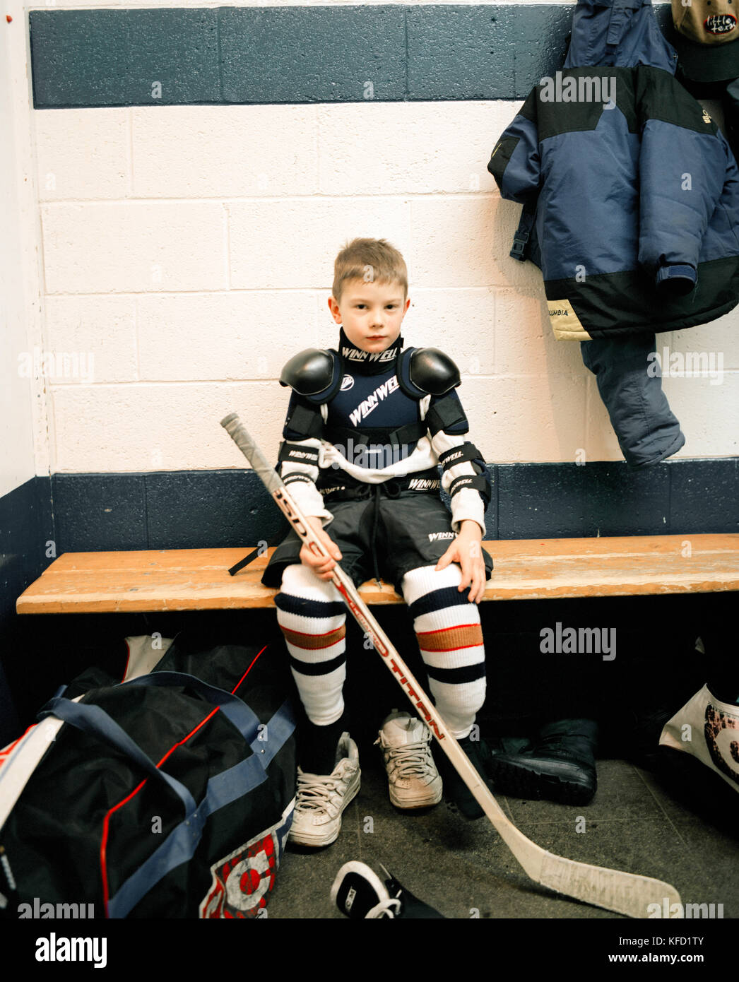 Canada, bc rockies, boy in spogliatoio azienda ice hockey stick, ritratto, fernie Foto Stock