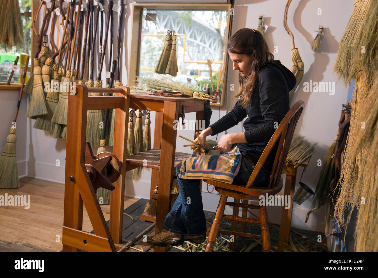CANADA Vancouver, British Columbia, Maria Schwieger rende una scopa a mano presso la ginestra azienda su Granville Island Foto Stock