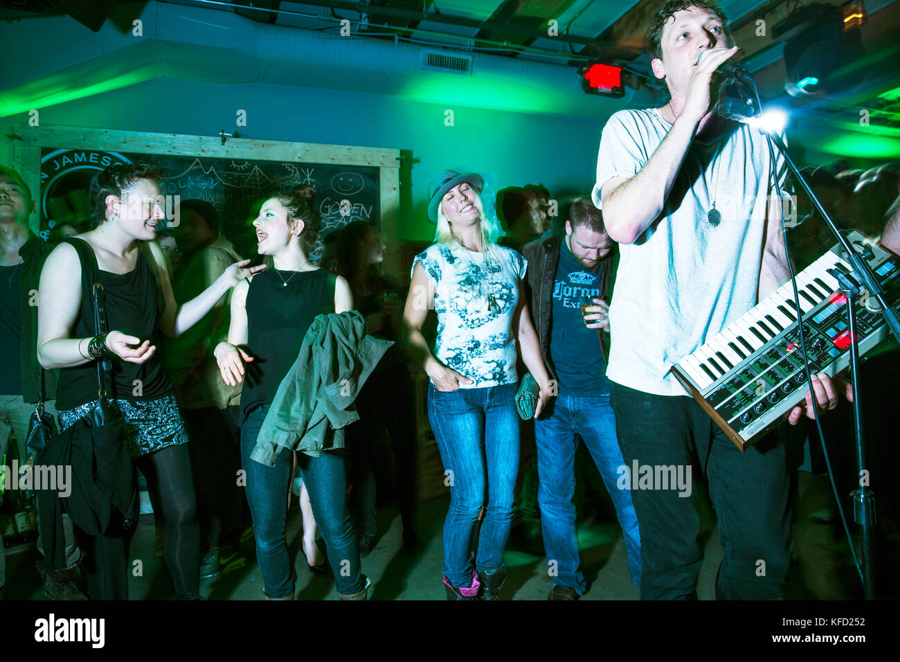 CANADA Vancouver, British Columbia, persone party presso un club chiamato il Portside Pub di Gastown Foto Stock