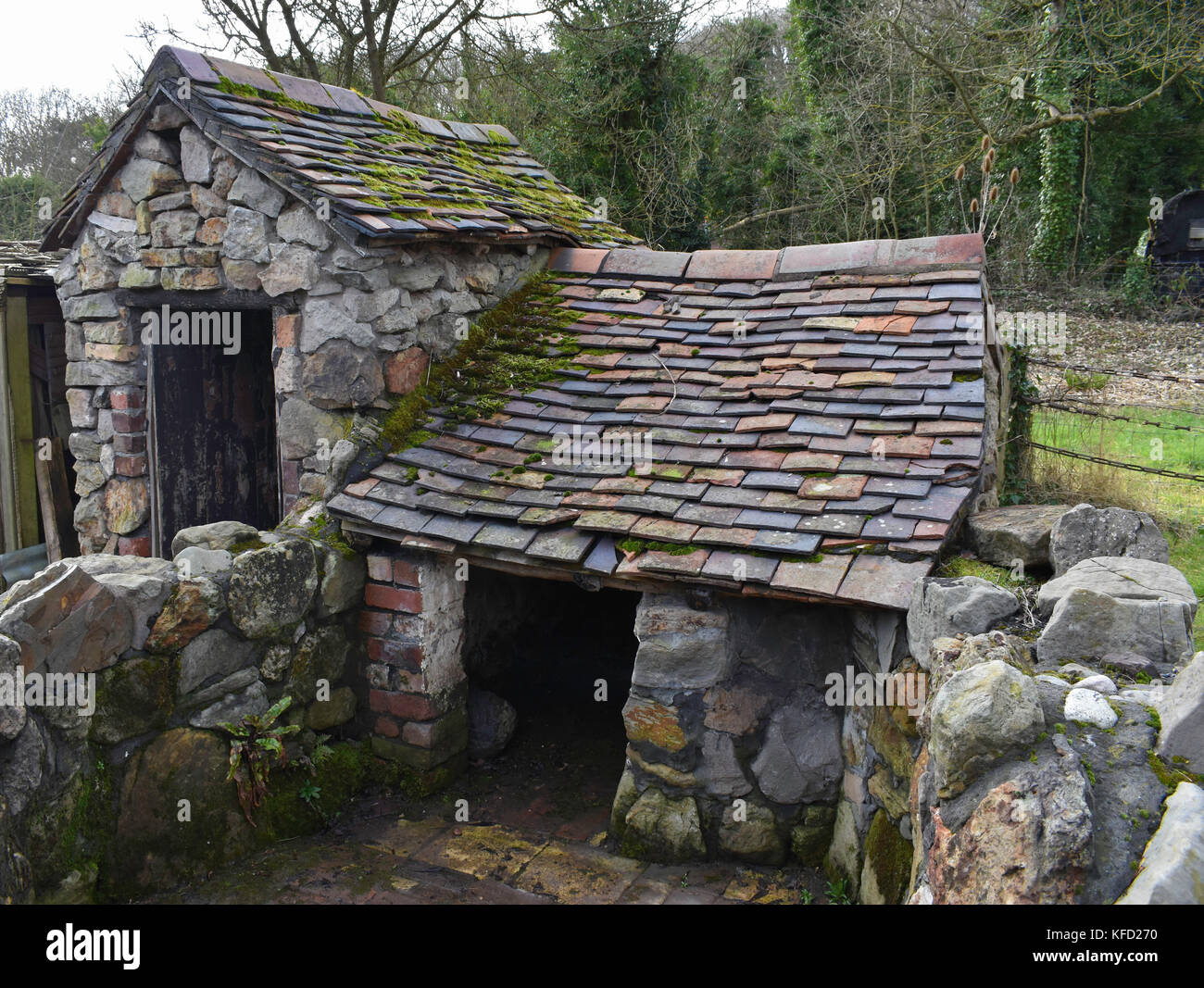 La toilette esterna e il maiale sty a squatter cottage, blists hill cittadina in stile vittoriano vicino a Ironbridge nello Shropshire, Regno Unito. Foto Stock