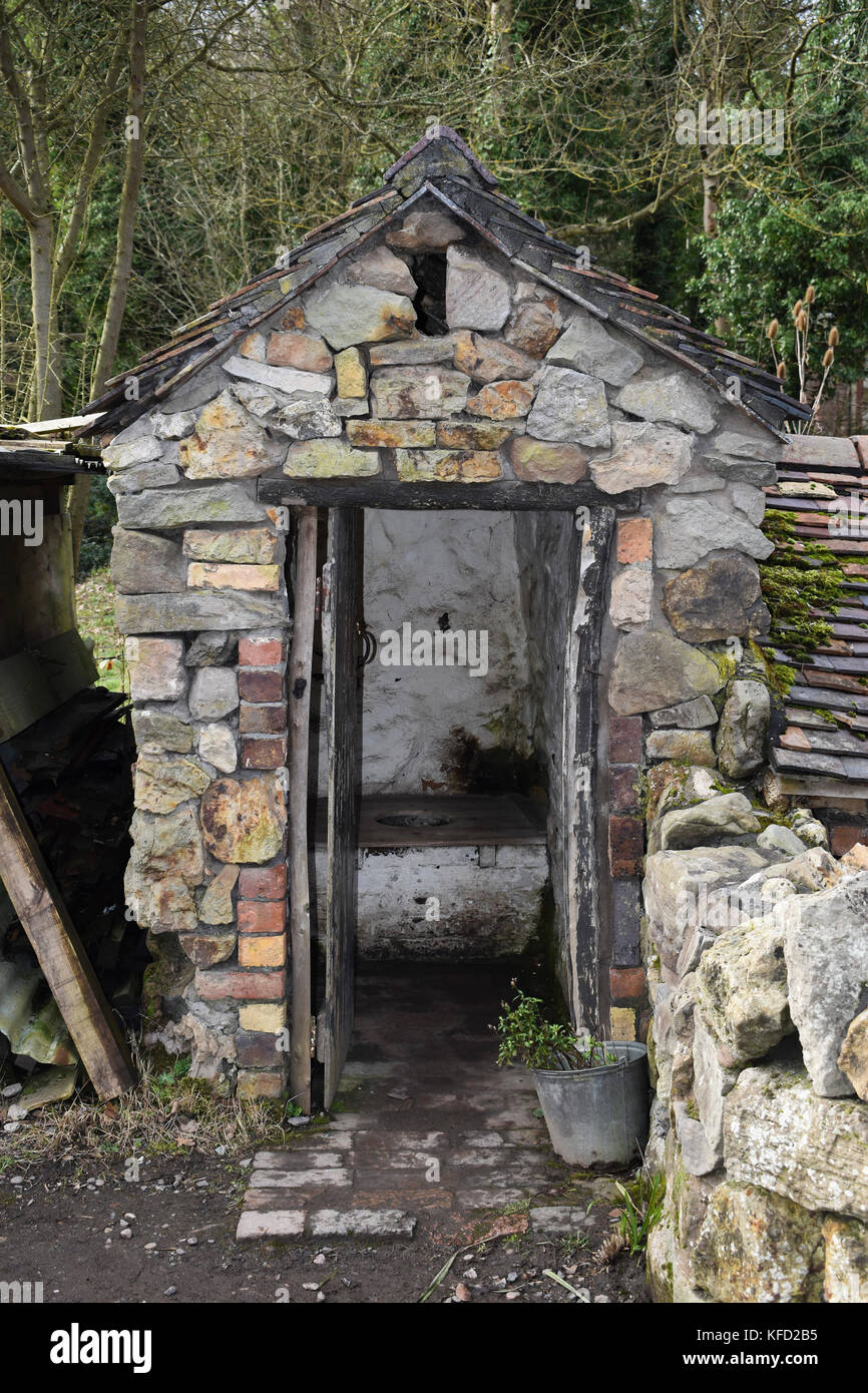 La toilette esterna alla squatter cottage, blists hill cittadina in stile vittoriano vicino a Ironbridge nello Shropshire, Regno Unito. Foto Stock