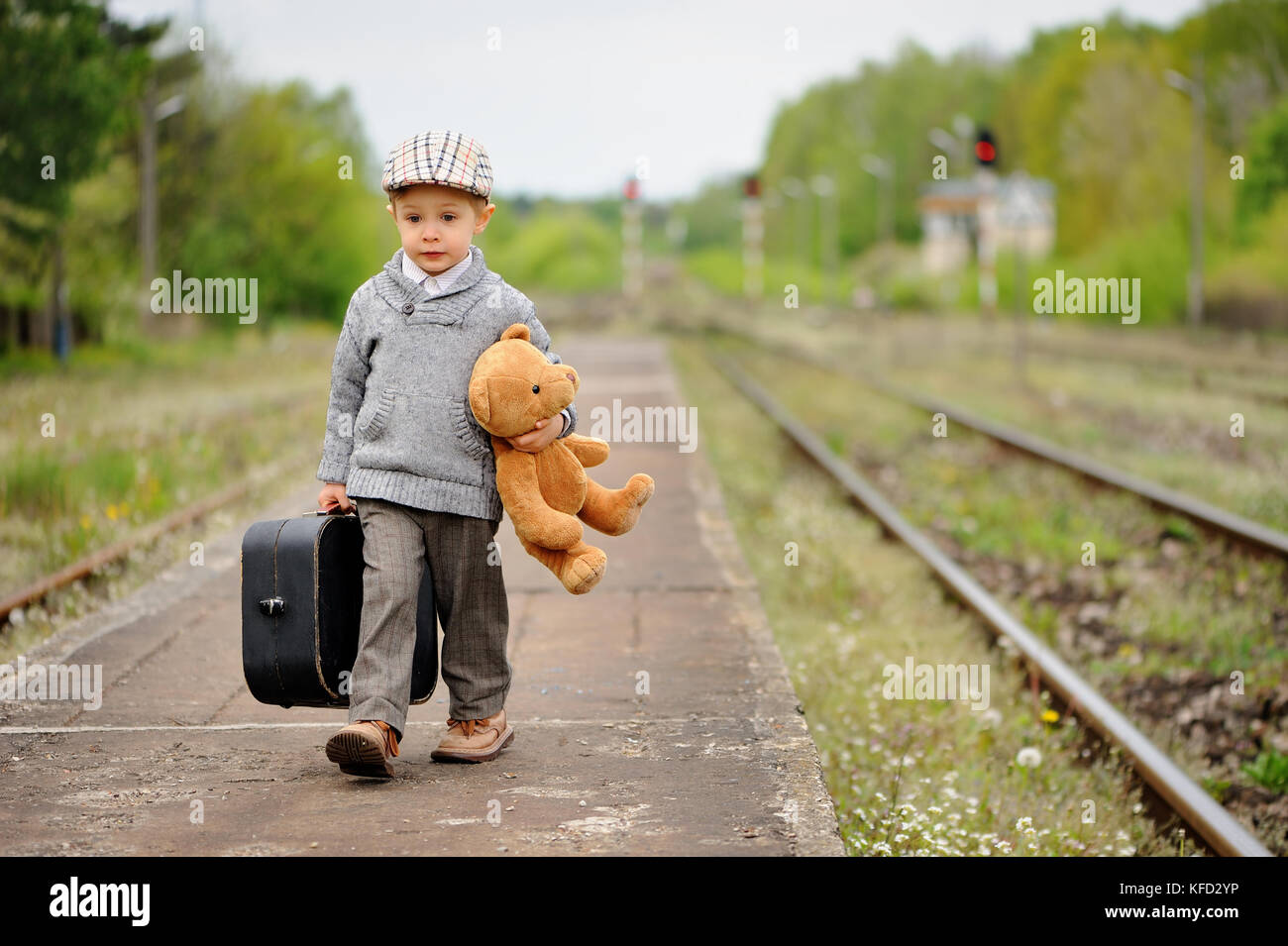 Bambino con valigia immagini e fotografie stock ad alta risoluzione - Alamy