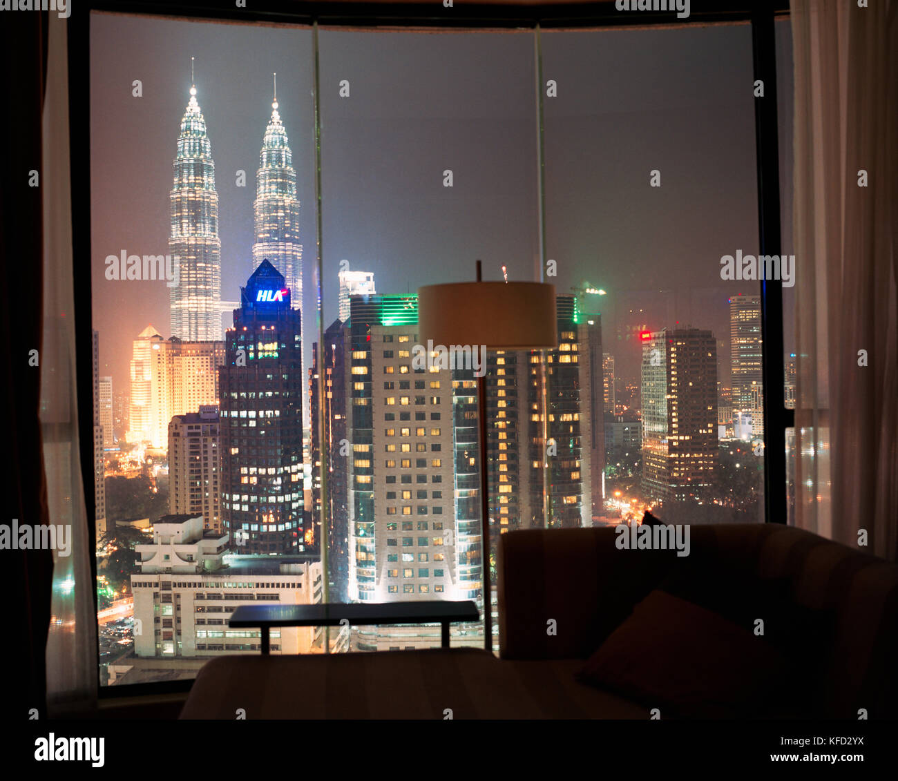 MALAYSIA, Asia, Kuala Lumpur, l'hotel vista delle Torri Petronas e il centro cittadino di Kuala Lumpur e a notte. Foto Stock