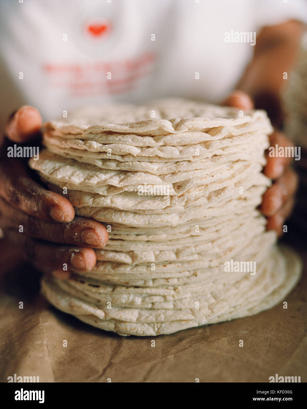 Messico, Sayulita, mano tortillas, close-up Foto Stock