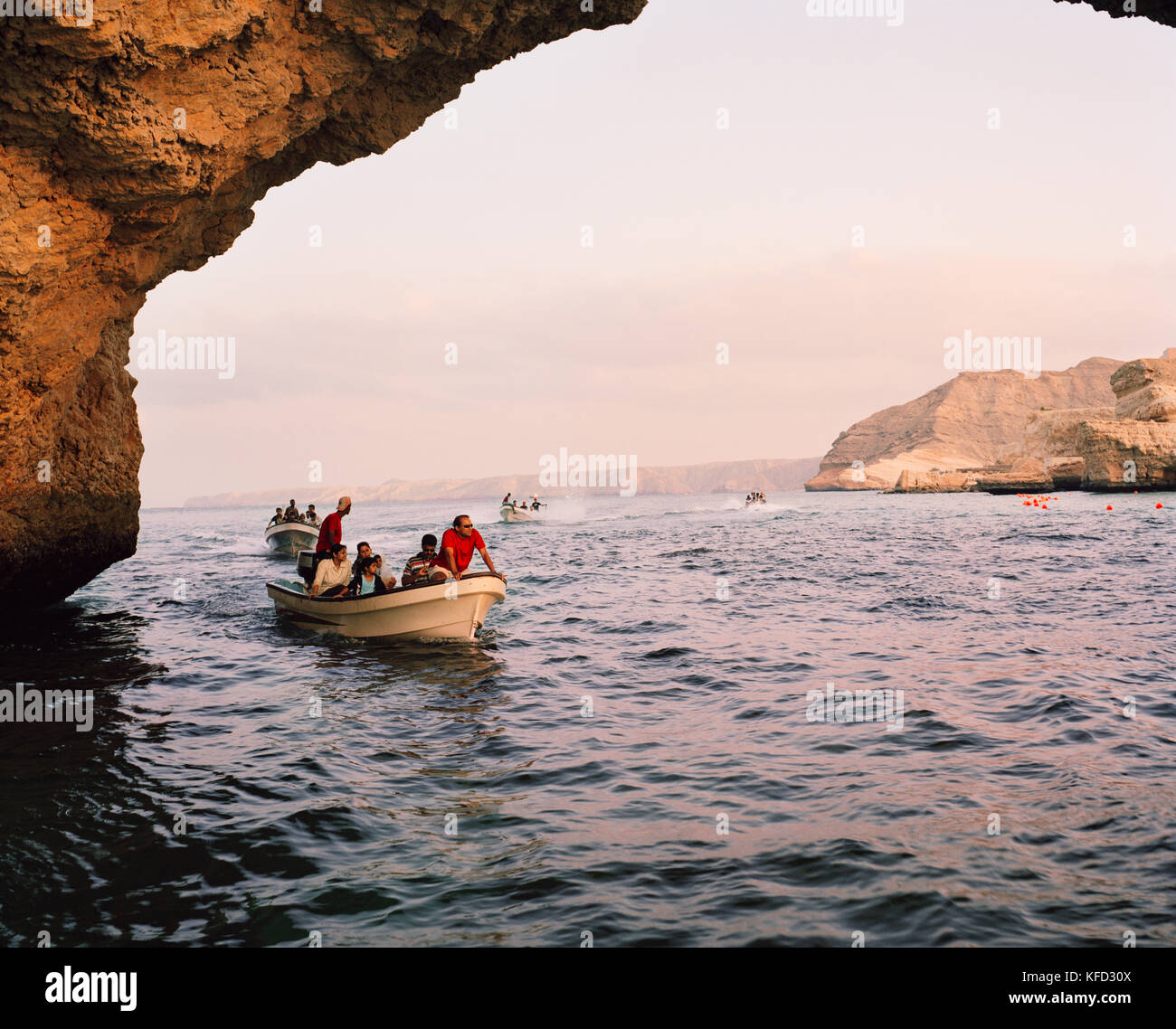 OMAN, Medio Oriente, Moscato, persone che viaggiano su barche nel Golfo di Oman Foto Stock