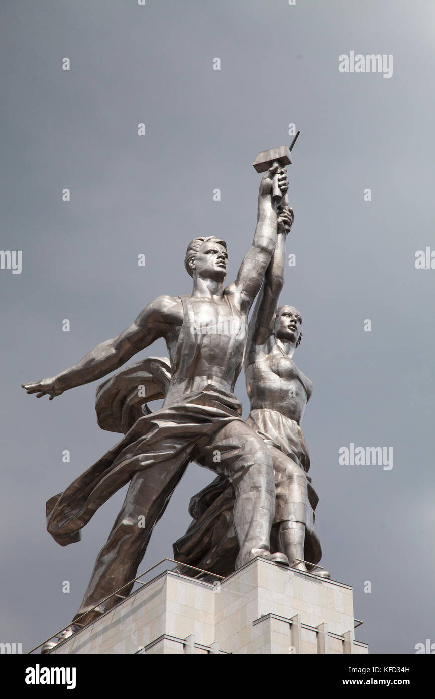 RUSSIA, MOSCA. Architetto Vera Mukhina la statua chiamata il lavoratore e la donna Kolkoz Monumento all'All-Russia Exhibition Centre. Foto Stock