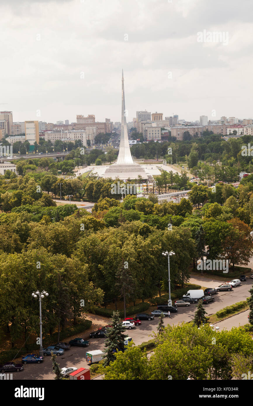RUSSIA, MOSCA. Vista dei conquistatori del monumento di spazio nella distanza al All-Russia Exhibition Centre. Foto Stock