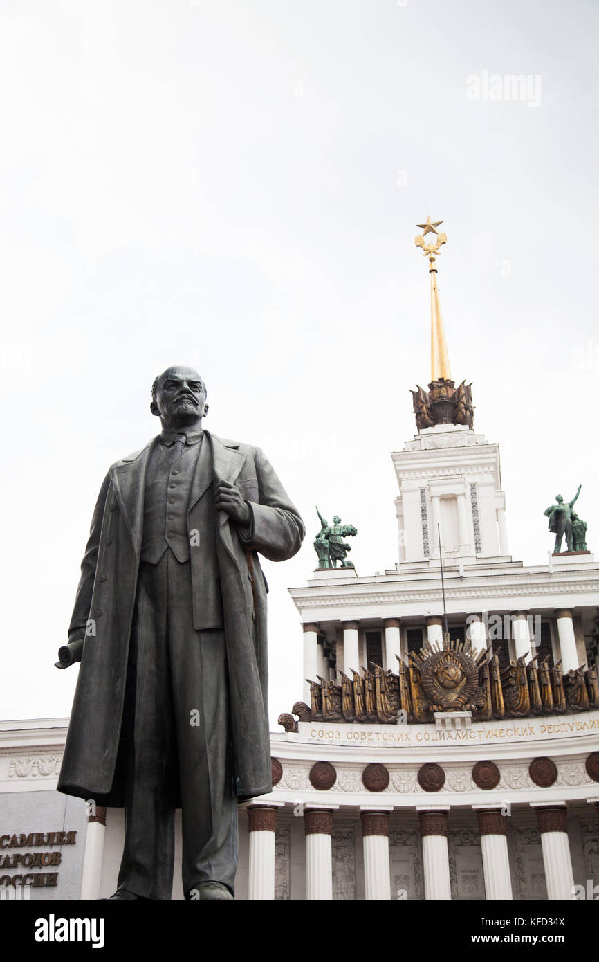 RUSSIA, MOSCA. Il Valdimir Lenin Monumento all'All-Russia Exhibition Centre. Foto Stock