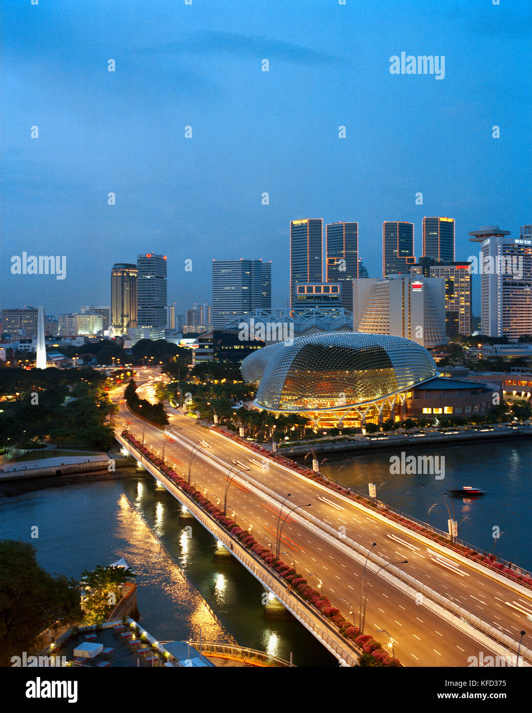 SINGAPORE, Asia, vista in elevazione dei luminosi Esplanade bridge Foto Stock