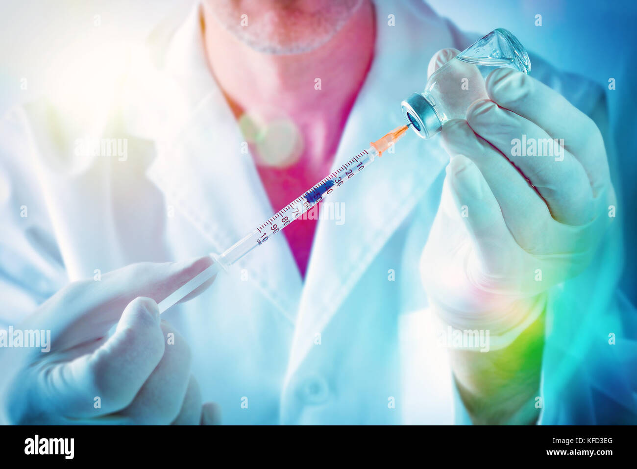 Scienziato studiando i trattamenti per la cura di malattie con la siringa ed il flaconcino in mani. Composizione orizzontale Foto Stock