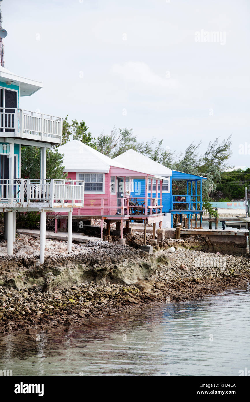 EXUMA, Bahamas. Case lungo il litorale di Staniel Cay. Foto Stock