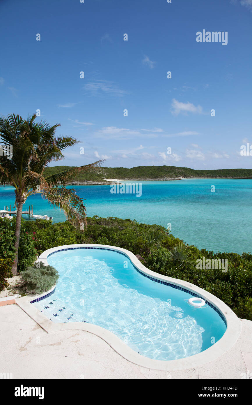 EXUMA, Bahamas. La piscina e la casa sulla collina che è la principale area comune a Fowl Cay Resort. Foto Stock