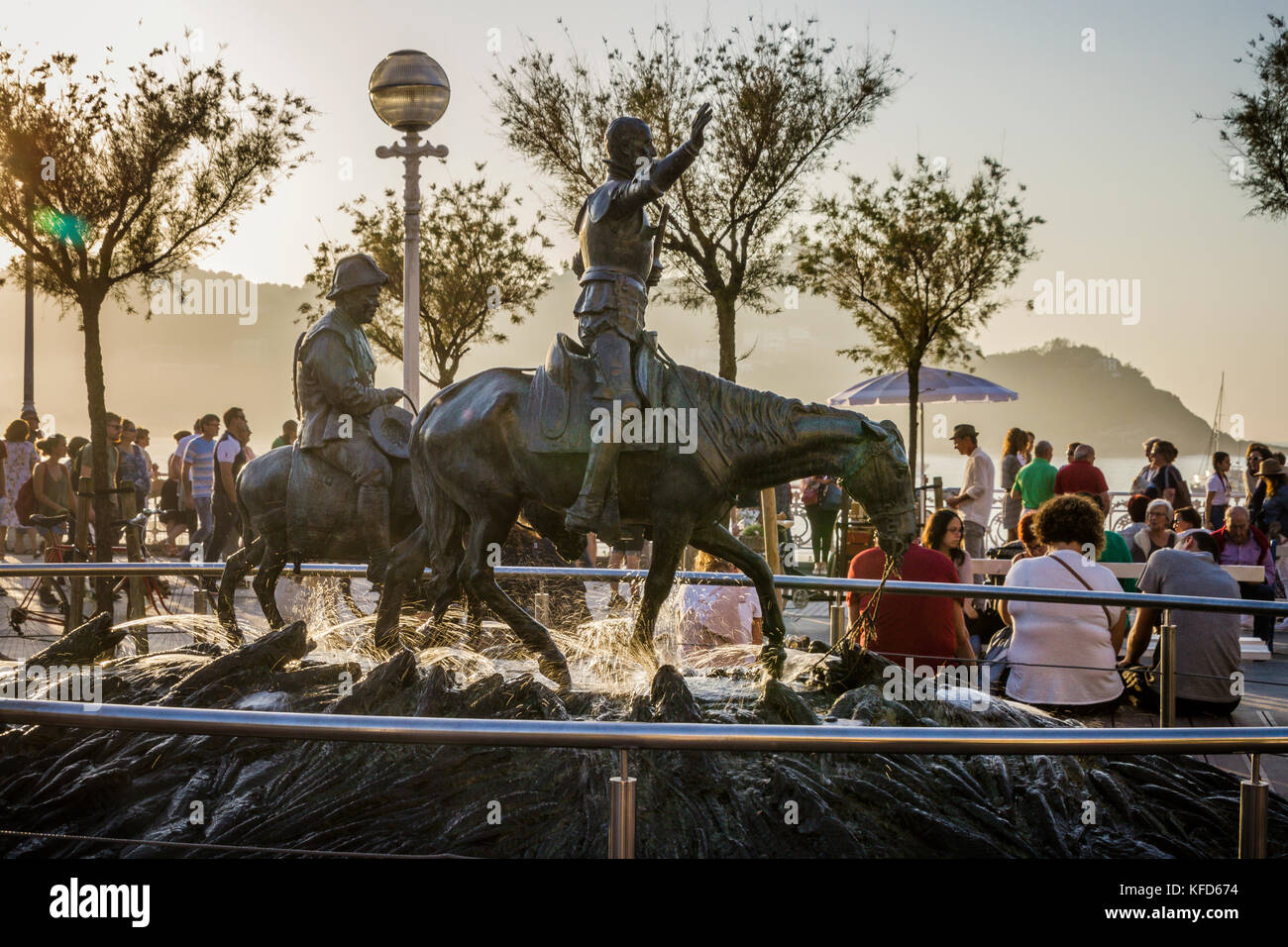 Don Chisciotte e Sancho Panza Statua fontana, de Cervantes Plaza, Spiaggia della Concha promenade su un tardo pomeriggio estivo, San Sebastian, Paese Basco, Sp Foto Stock