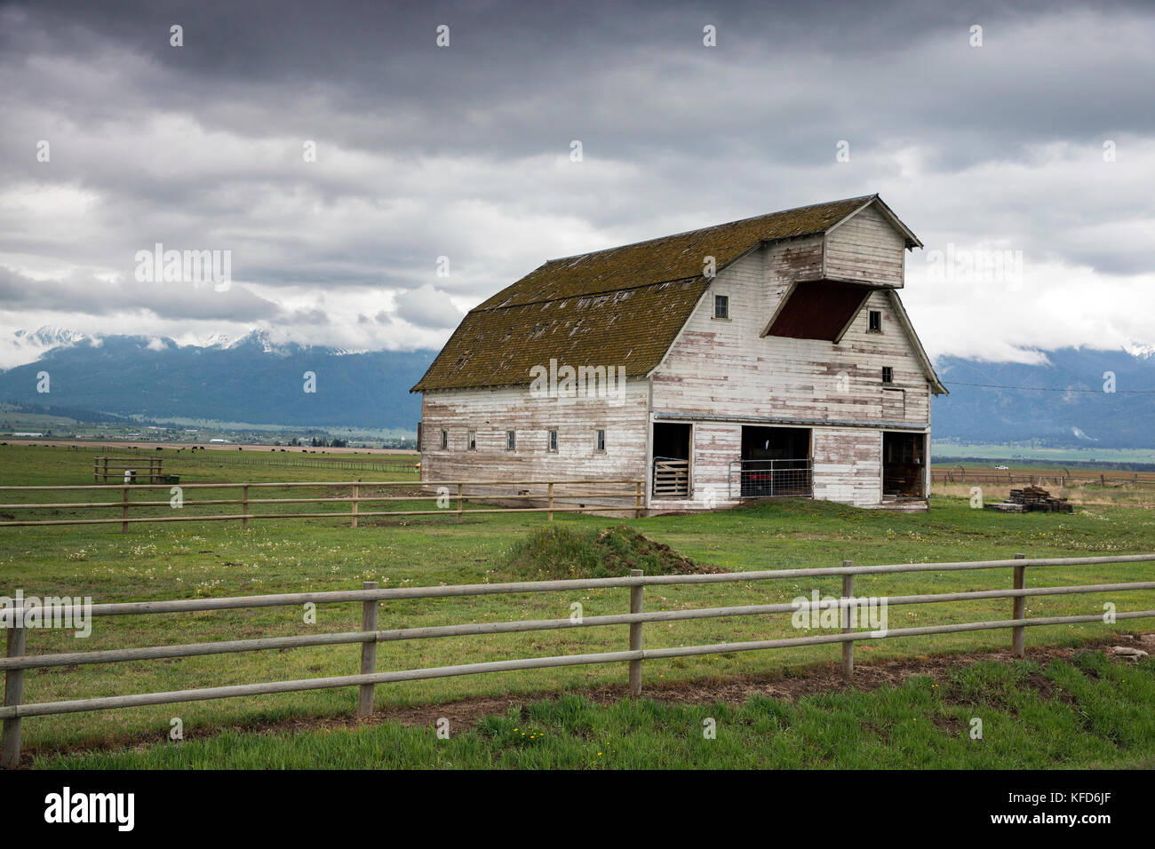 Stati Uniti d'America, oregon, Giuseppe, un vecchio fienile lungo la strada che conduce al zumwalt prairie preservare nel nordest oregon, guardando verso il cappuccio eagle wilderne Foto Stock