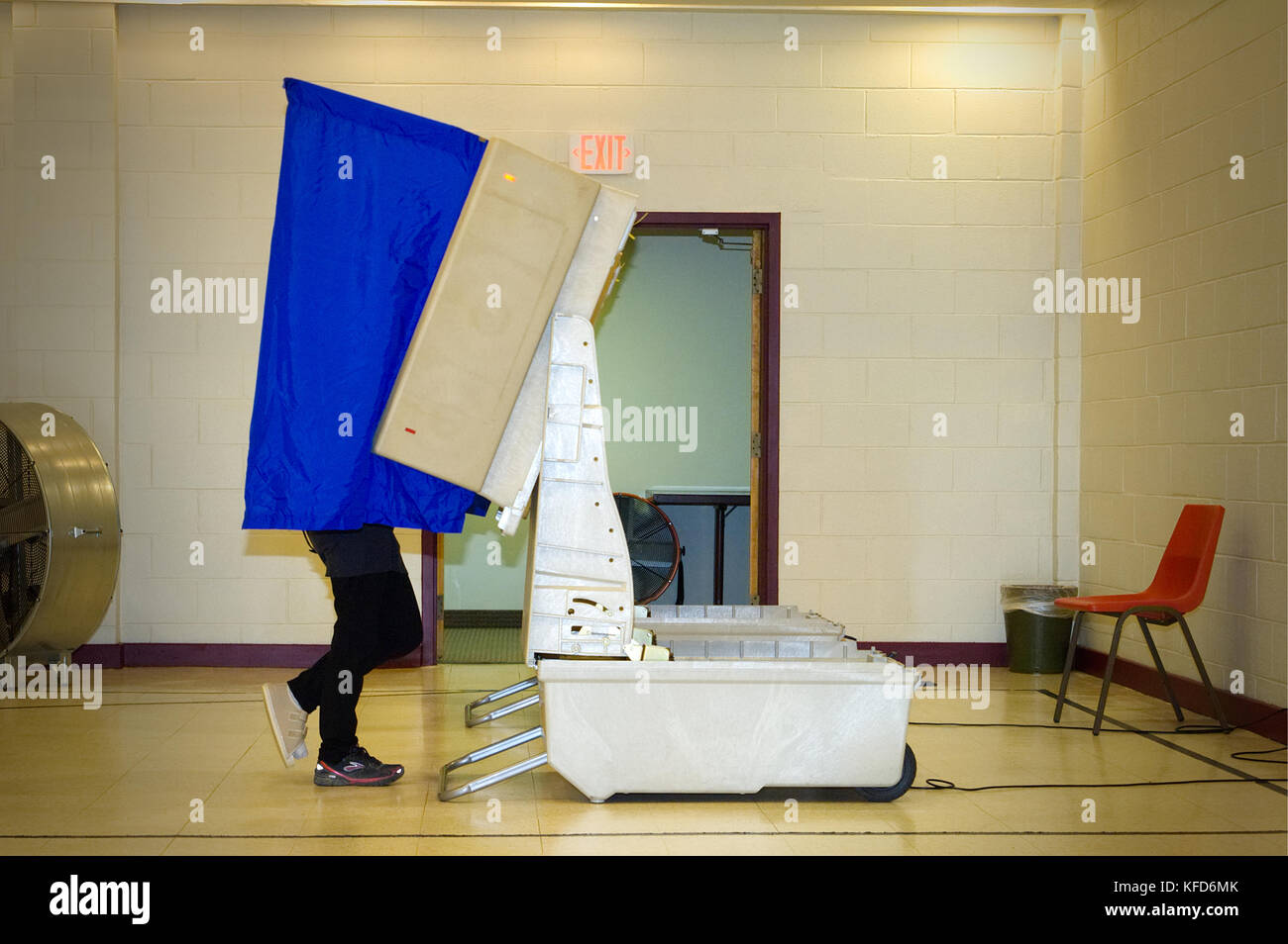 Elettore esprime un voto a un voto elettronico macchina in corrispondenza di una stazione di polling in Philadelphia, PA. Foto Stock