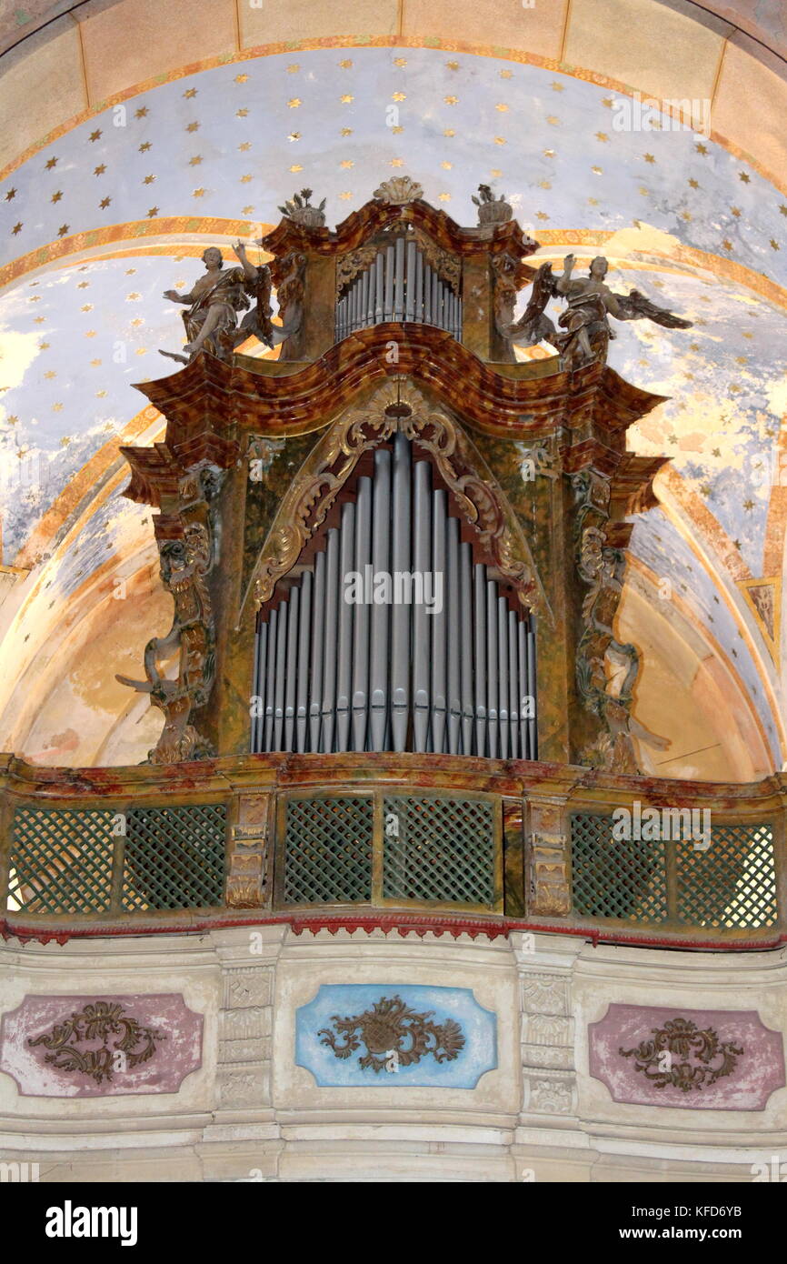 Antica chiesa organi a canne, rinnovato e ancora lavorando dal 1770. in pauline la chiesa nel piccolo posto chiamato Sveti Petar u sumi, Croazia Foto Stock