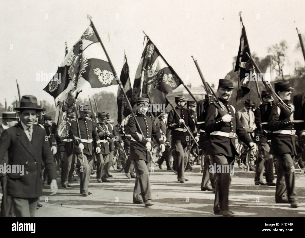 Trasferimento in hotel des Invalides di catturato tedesco bandiere, Paris 7 ottobre 1914. La prima guerra mondiale - la Prima Guerra Mondiale la Grande Guerra, 28 luglio 1914 al 11 novembre 1918. Foto Stock