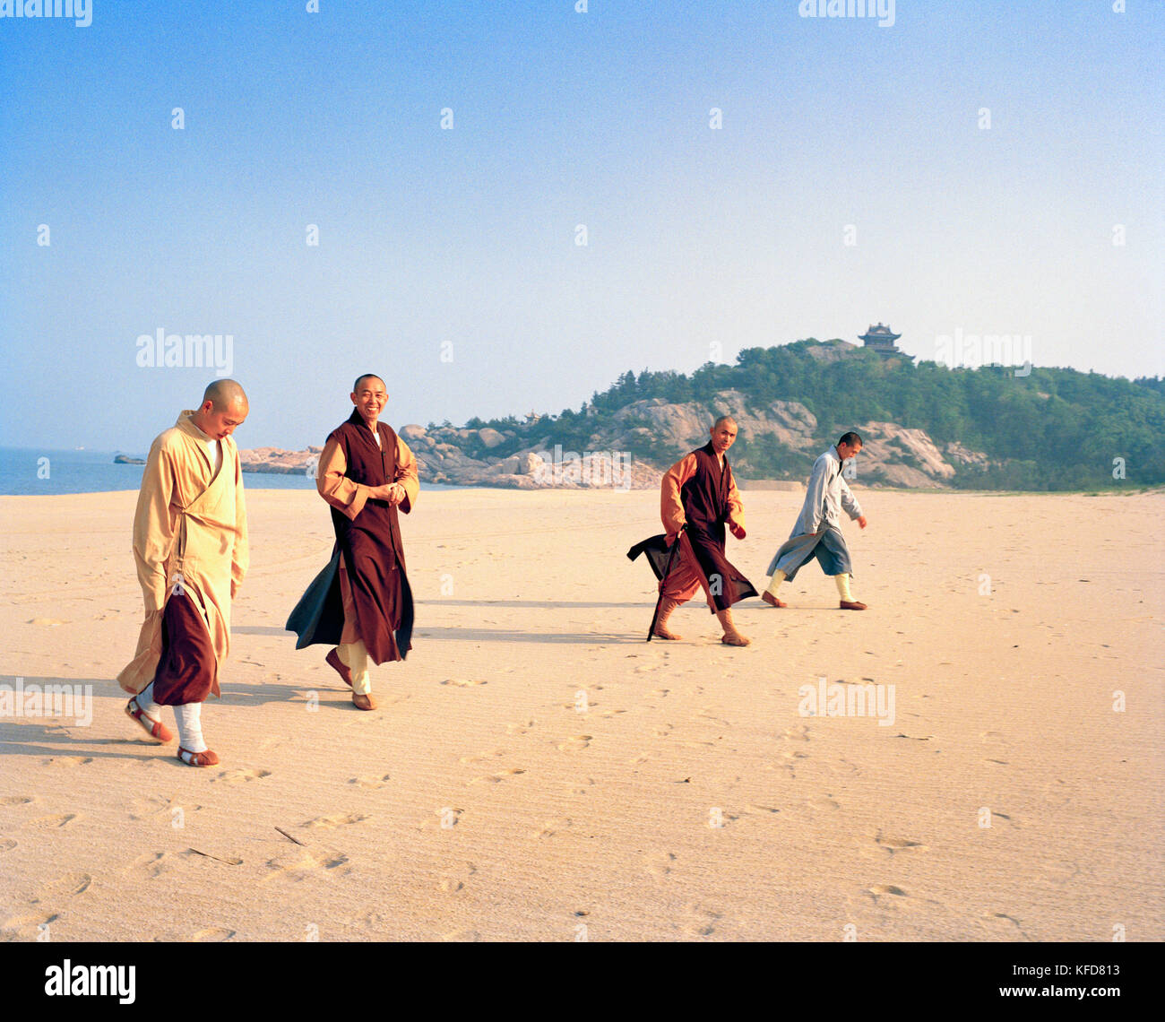 CINA, Putou Shan, monaci camminano sulla spiaggia Thousand Steps sull'isola di Putou Shan Foto Stock