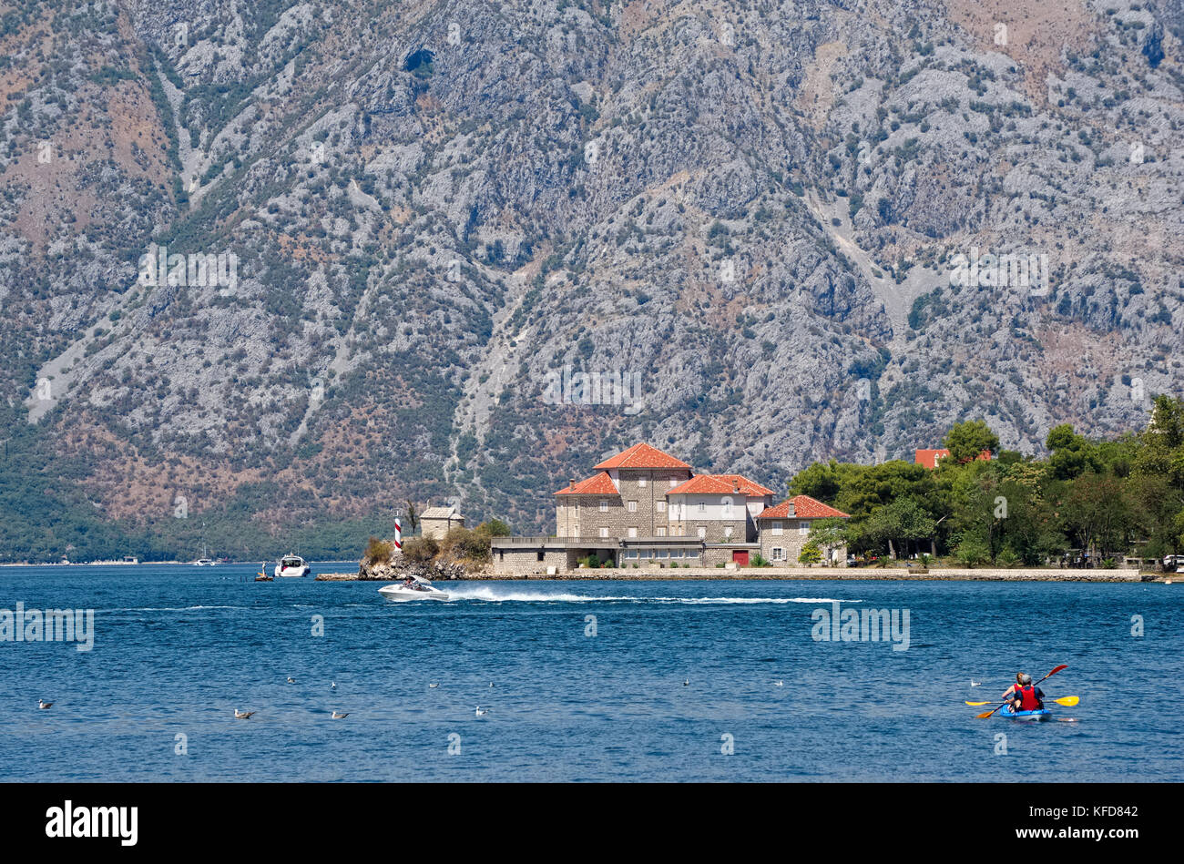 Montenegro Cattaro, kotor bay, vista dell'Istituto di biologia marina dell'università di Montenegro, paesaggio, mare adriatico Foto Stock