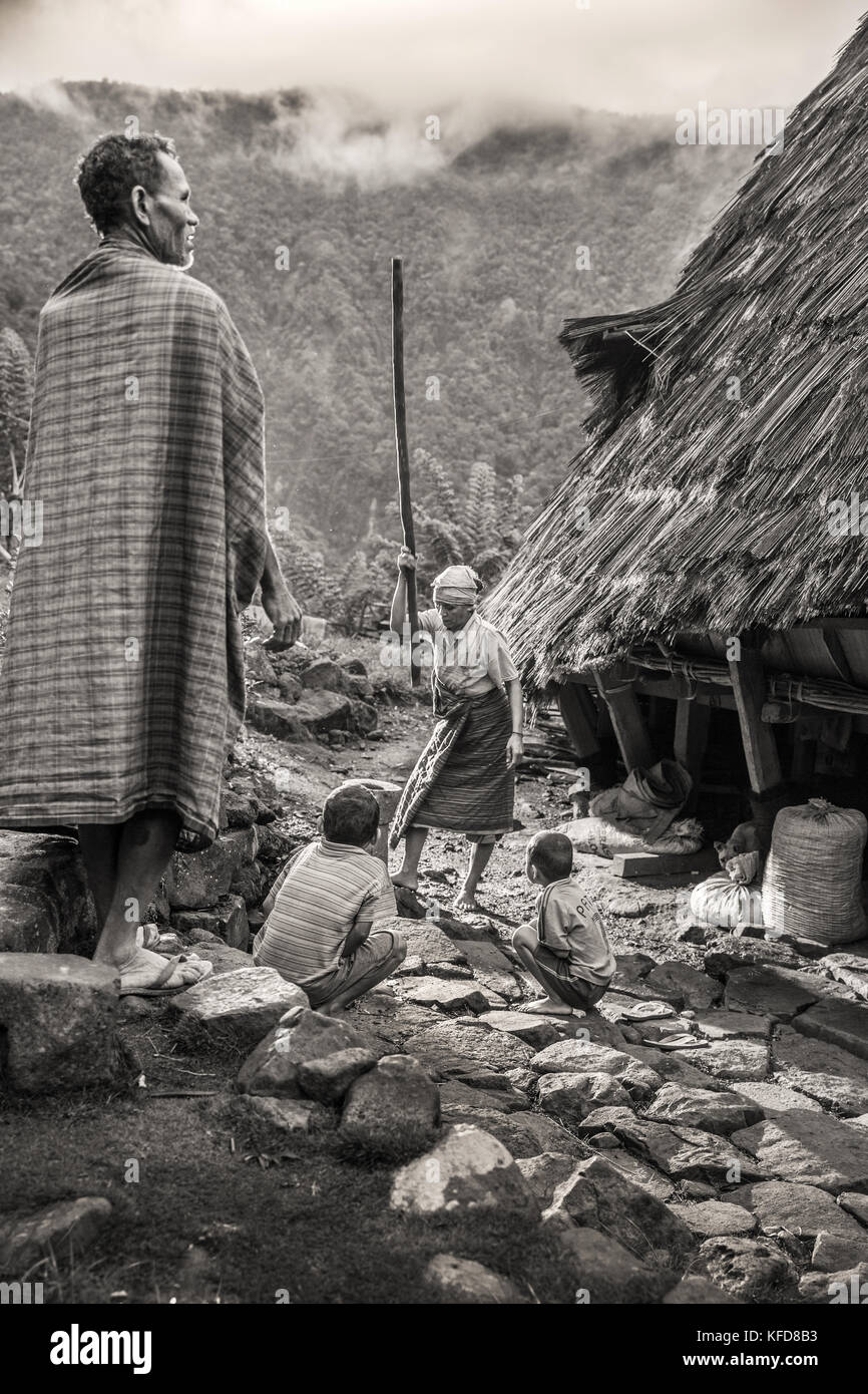 INDONESIA, Flores, Maria Nedi prepara il caffè mentre la sua famiglia orologi nel villaggio di montagna di Wae Rebo Foto Stock