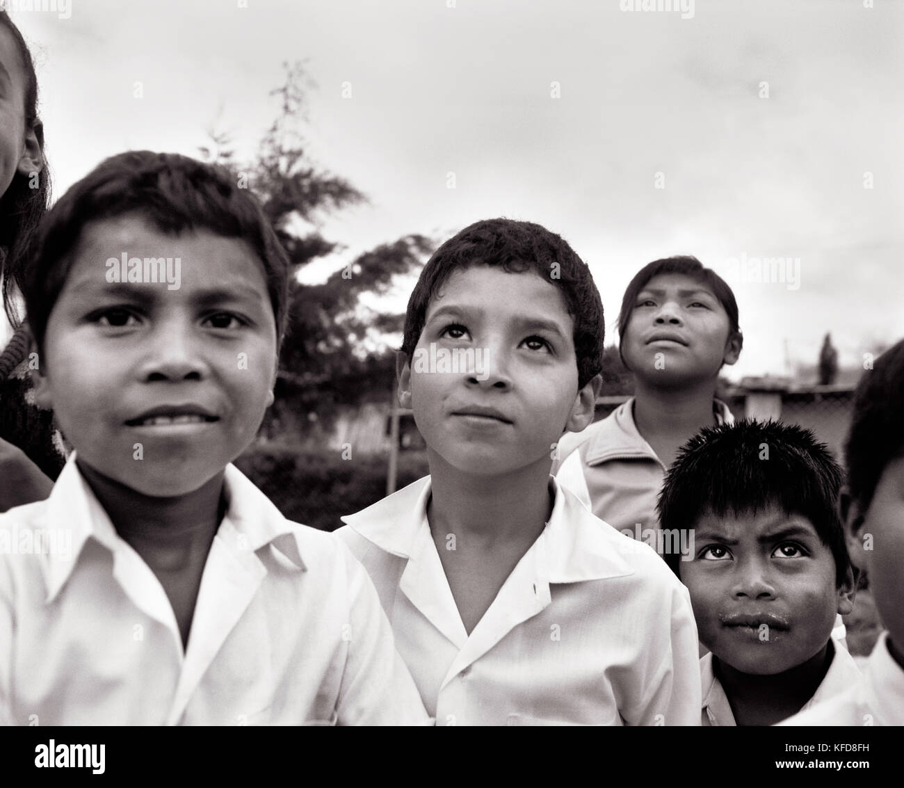 PANAMA, David, Guadalupe, ragazzi della scuola nella città di montagna di Guadalupe, di fronte al Los Quetzales Lodge, America Centrale (B&W) Foto Stock