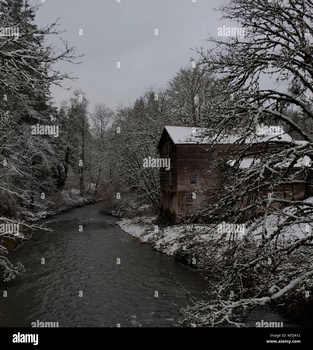 Clear Creek Fisher mulino in inverno, Oregon Foto Stock