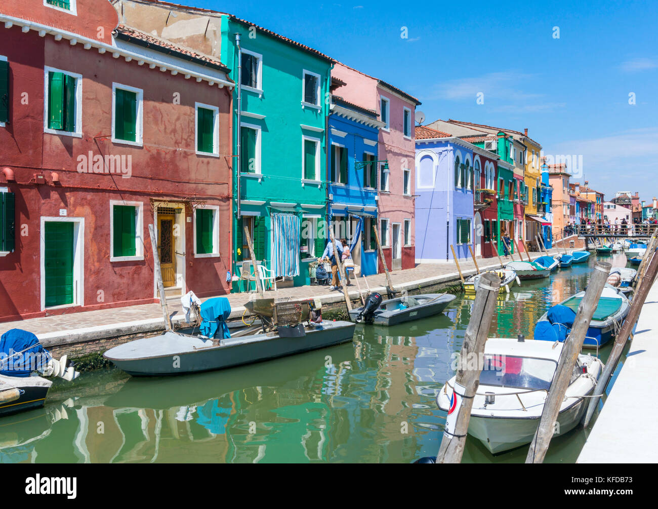 Isola di Burano Venezia Italia Venezia case colorate lungo un canale sull'isola di Burano laguna di Venezia Città Metropolitana di Venezia Italia EU Europe Foto Stock