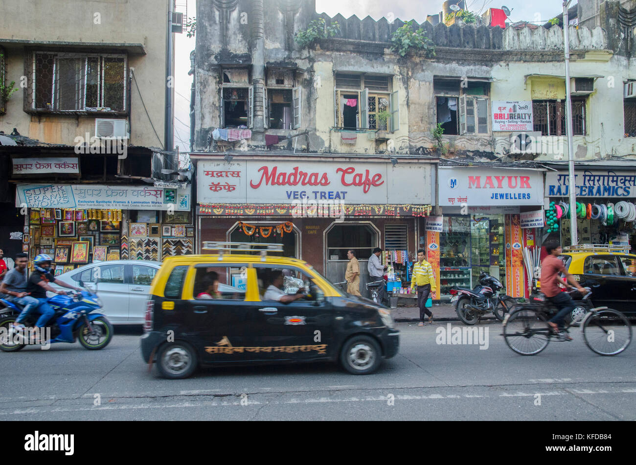 Occupato Mumbai street scene, India Foto Stock
