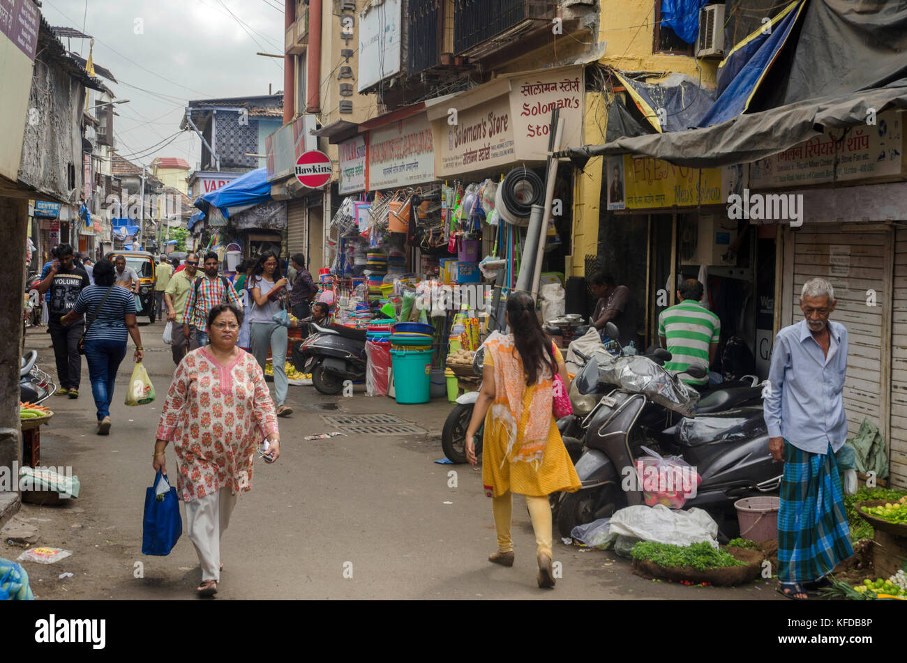 Strada trafficata scena in Bandra, Mumbai, India Foto Stock