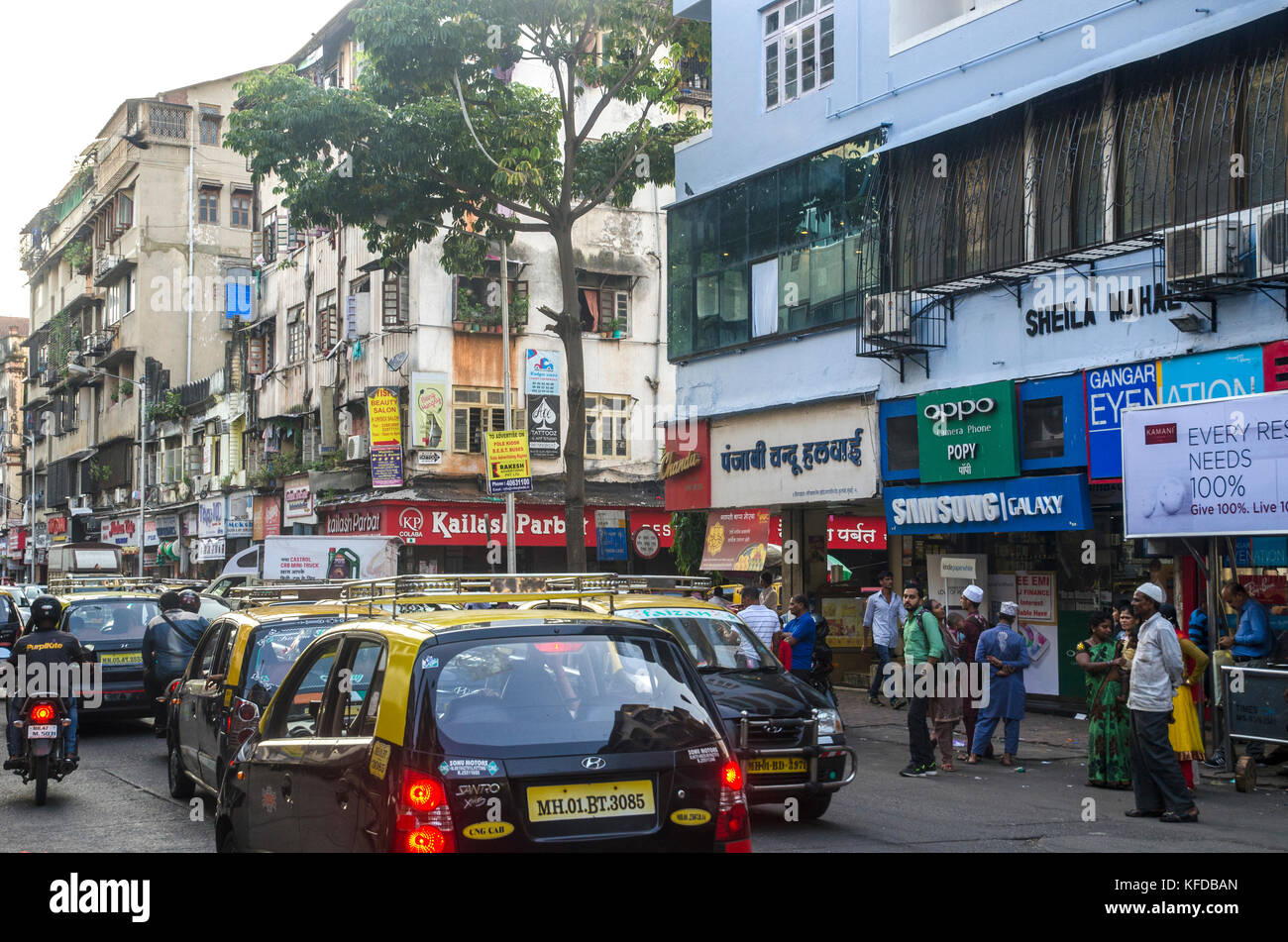 Strada trafficata scena in Mumbai, India Foto Stock