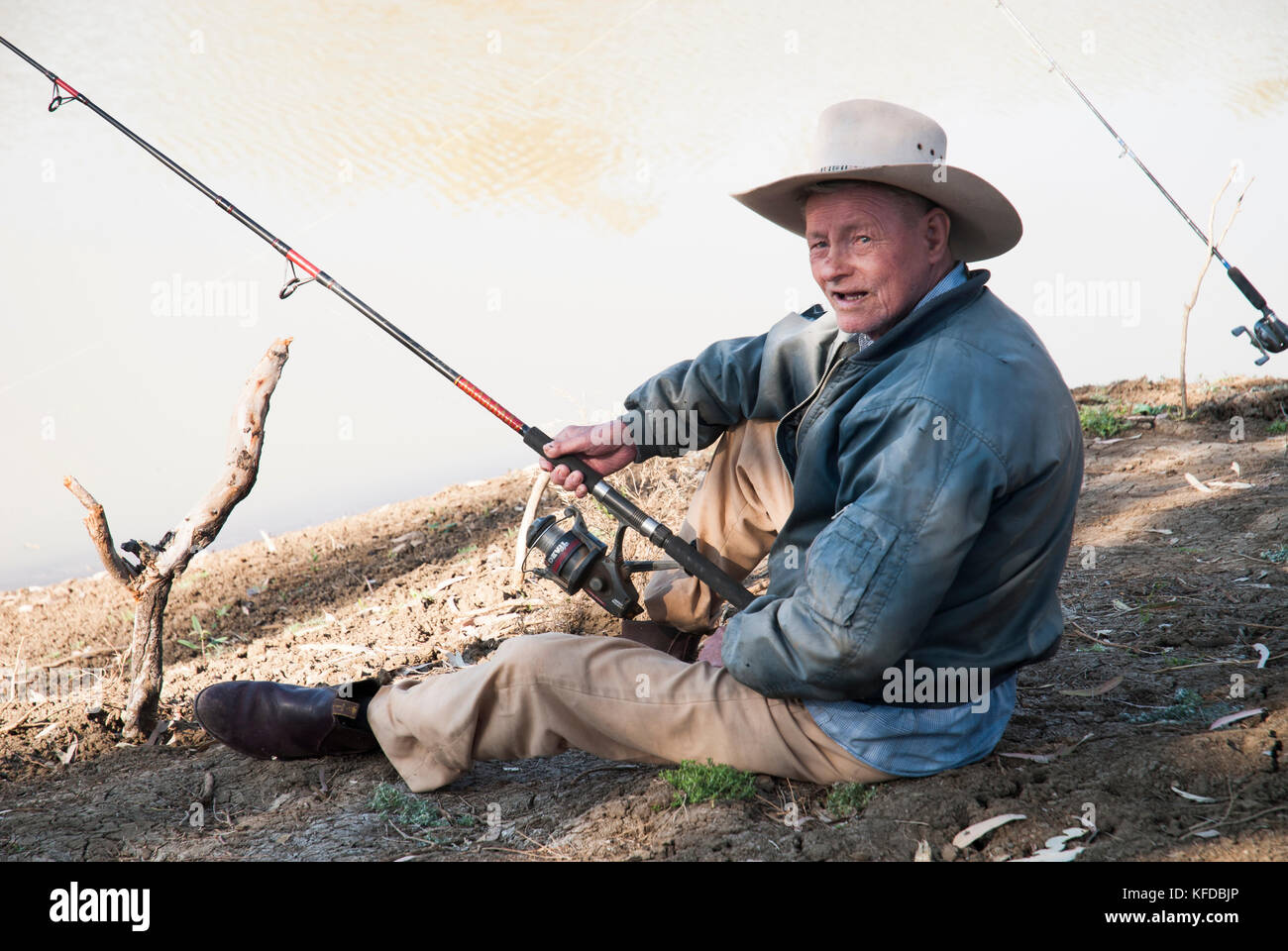 Un carattere locale con attività di pesca nell'Barcoo, un western Queensland fiume che scorre verso il lago Eyre in Australia centrale. Foto Stock
