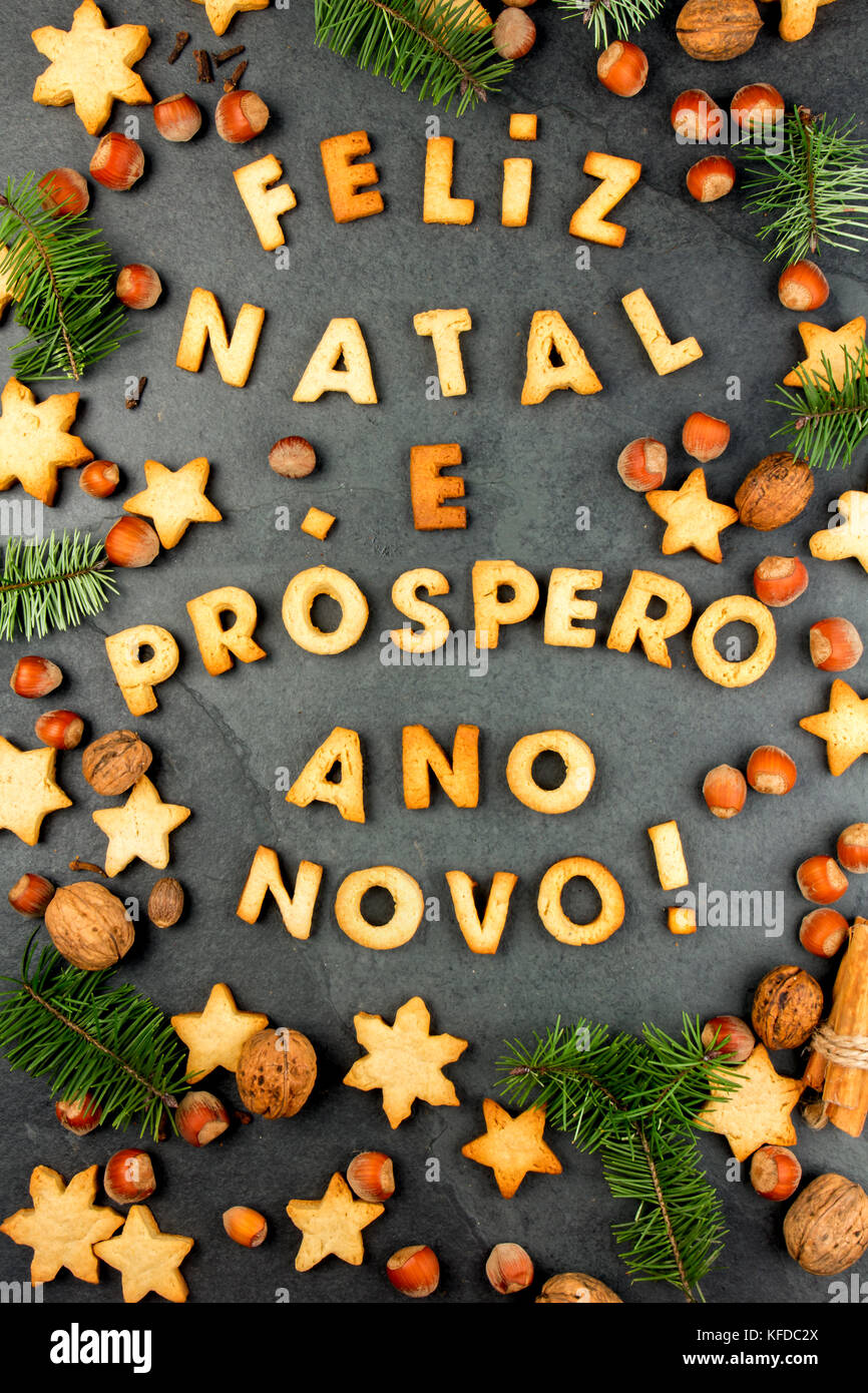 Buon Natale Portoghese.Feliz Natal Cookie Parole Buon Natale E Felice Anno Nuovo En Portoghese Con Biscotti Decorazione Di Natale E I Dadi Sul Nero Ardesia Backgroun Foto Stock Alamy