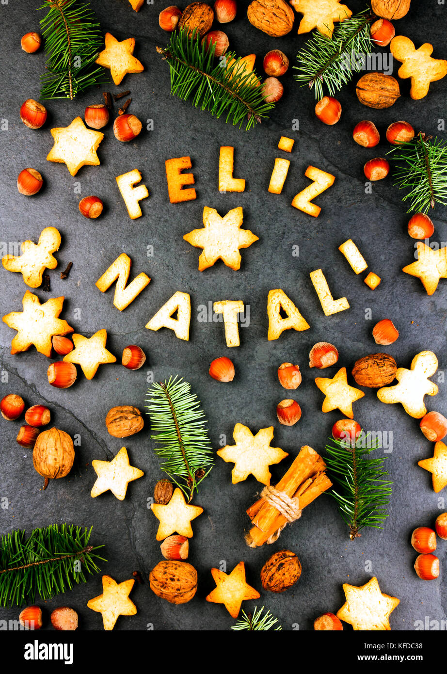 Buon Natale Portoghese.Feliz Natal Cookie Parole Buon Natale En Portoghese Con Biscotti Decorazione Di Natale E I Dadi Sul Nero Ardesia Sfondo Scheda Di Natale F Foto Stock Alamy