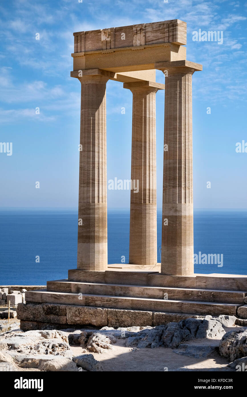 Lo storico tempio dorico di Athena Lindia all'interno delle rovine Dell'acropoli a Lindos sull'isola greca di rodi Foto Stock