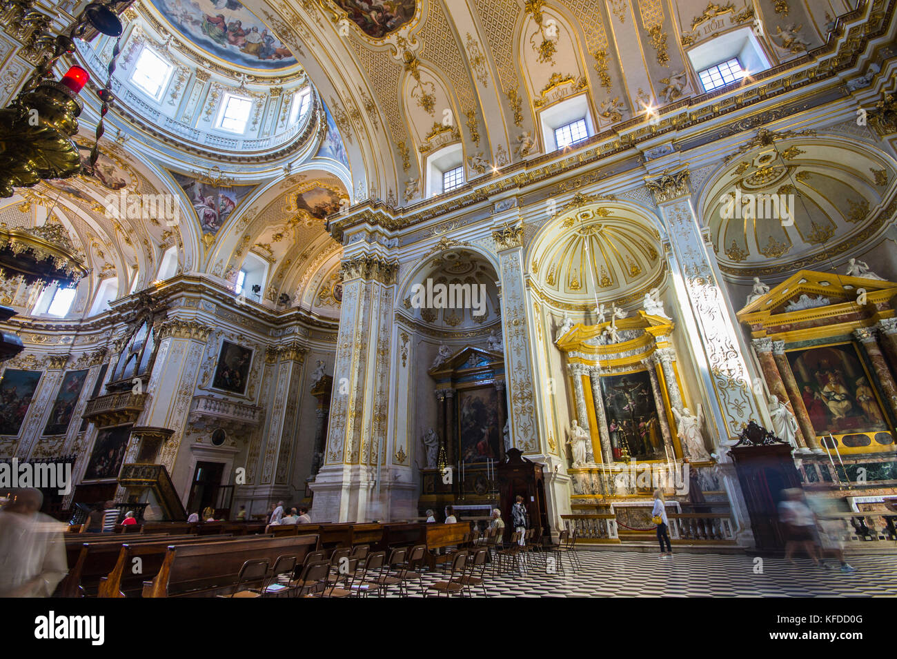 All'interno di Bergamo Cattedrale (Duomo di Bergamo, la Cattedrale di Sant'Alessandro). Si presenta a croce latina a piano terra con una sola navata e barocchi di composizioni Foto Stock All'interno di Bergamo Cattedrale (Duomo di Bergamo, la Cattedrale di Sant'Alessandro). Si presenta a croce latina a piano terra con una sola navata e barocchi di composizioni Foto Stock