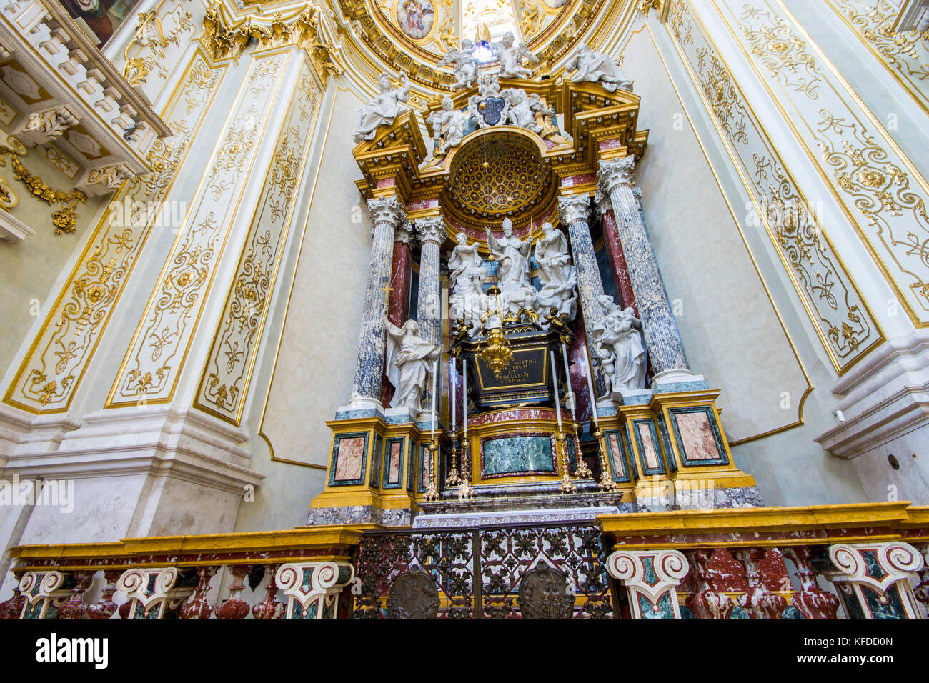 All'interno di Bergamo Cattedrale (Duomo di Bergamo, la Cattedrale di Sant'Alessandro). Si presenta a croce latina a piano terra con una sola navata e barocchi di composizioni Foto Stock All'interno di Bergamo Cattedrale (Duomo di Bergamo, la Cattedrale di Sant'Alessandro). Si presenta a croce latina a piano terra con una sola navata e barocchi di composizioni Foto Stock