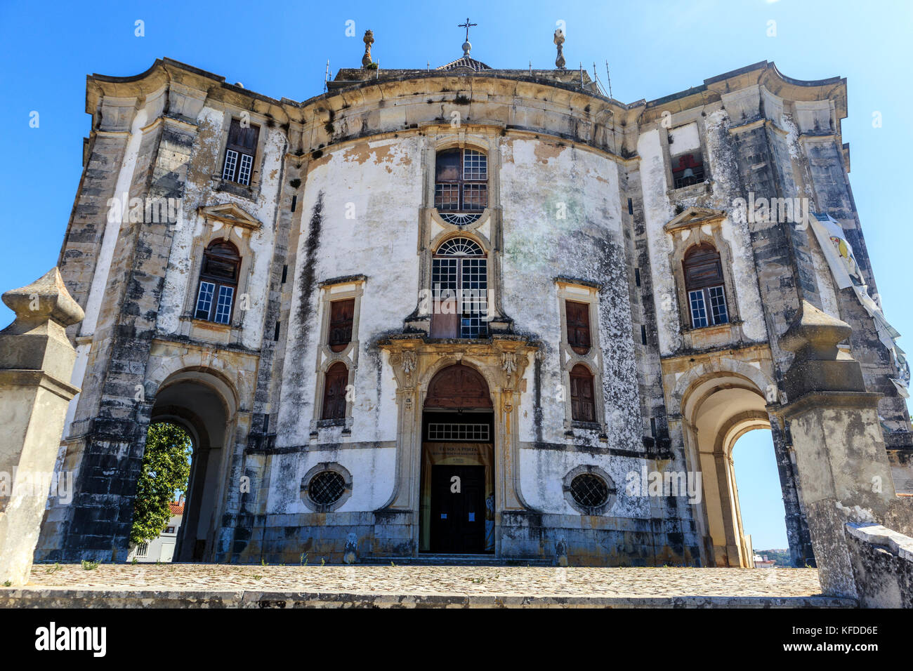 Angolo basso, alto contrasto Vista della facciata del Santuario do Senhor Gesù da Pedra nella parrocchia di Santa Maria nei pressi di Obidos, Portogallo. Foto Stock