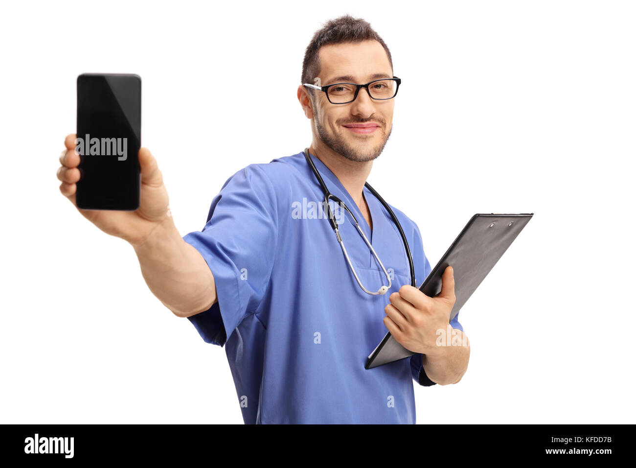 Medico con un blocco appunti che mostra un telefono isolato su sfondo bianco Foto Stock