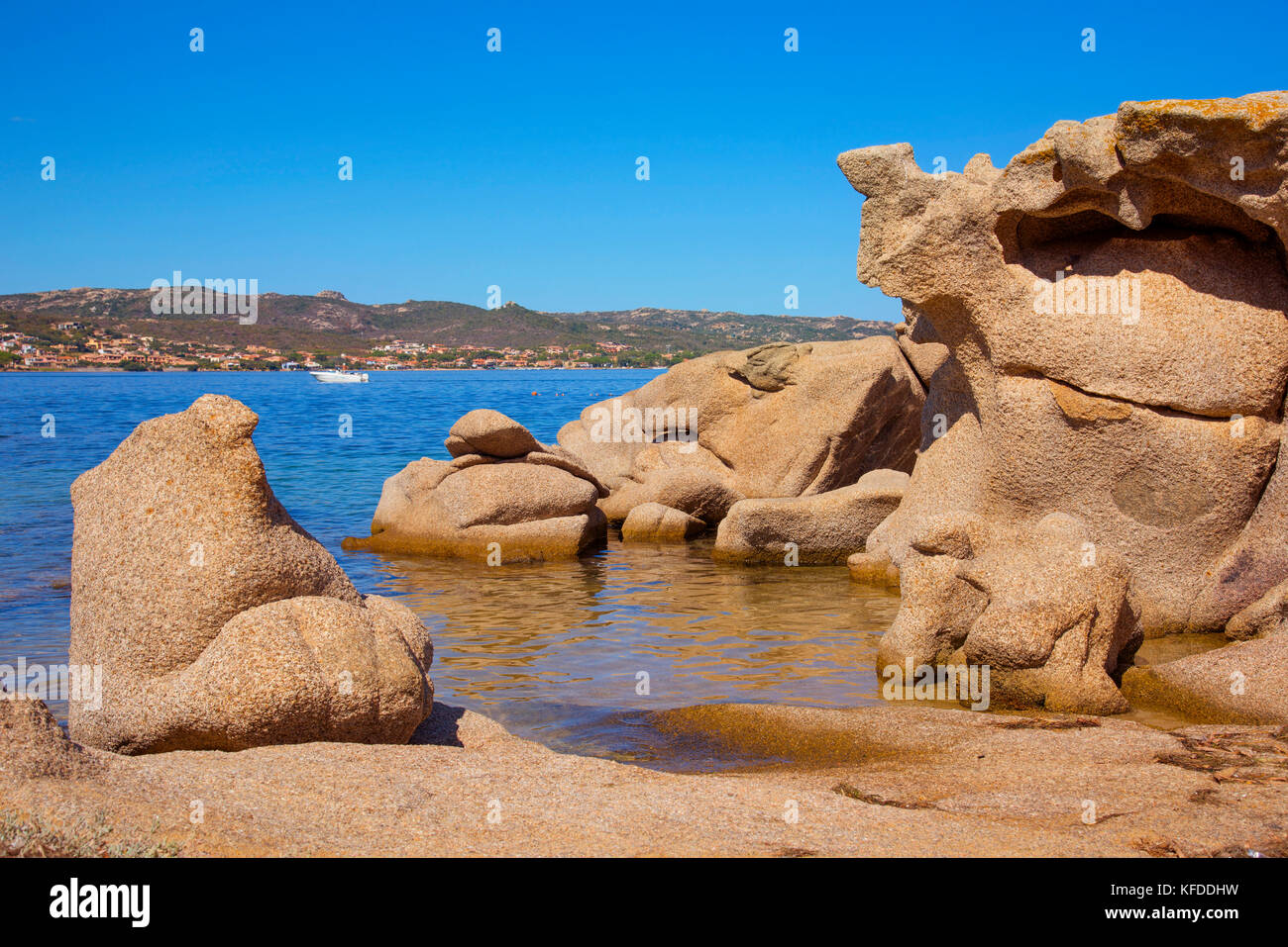 Una veduta delle particolari formazioni rocciose della spiaggia di Cala Ginepro in Costa Smeralda, Sardegna, Italia Foto Stock