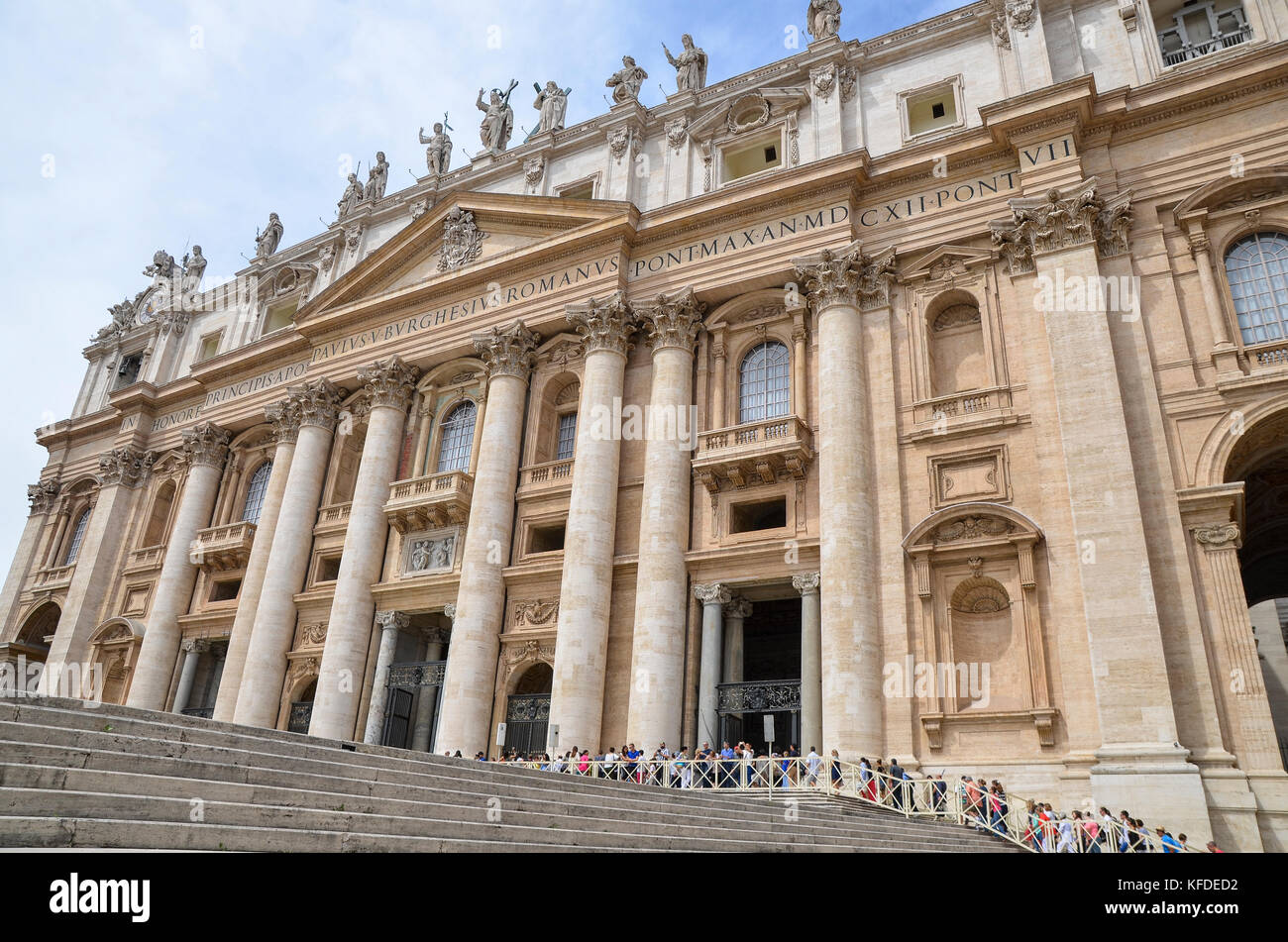 La facciata della storica Basilica di San Pietro, nel cuore di Piazza San Pietro e la Città del Vaticano a Roma. Foto Stock