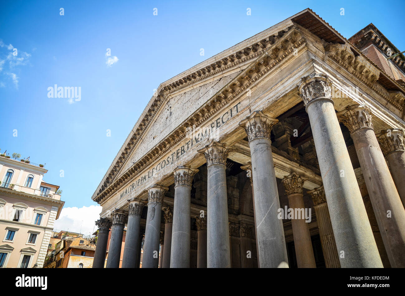 Basso angolo vista del portico del Pantheon di Roma, Italia. Foto Stock