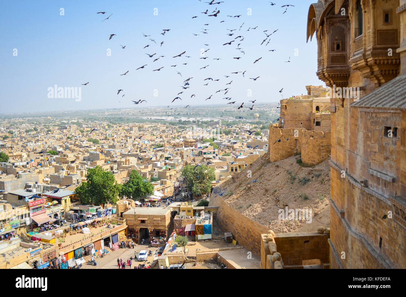 Vista della città di Jaisalmer dalla storica hilltop fort con grandi uccelli in aria al di sopra del mercato. Foto Stock