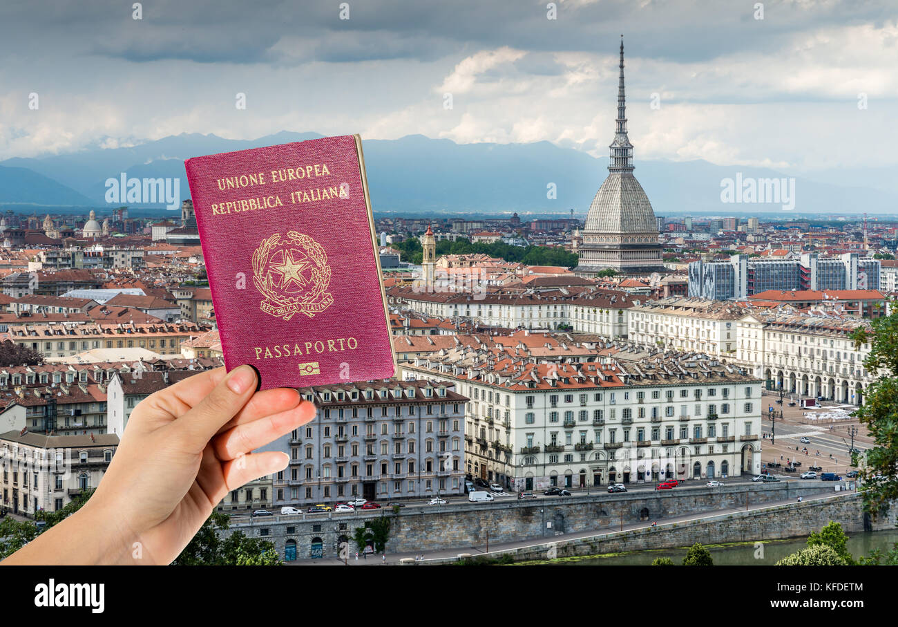 Passaporto italiano composito con vista panoramica della città di Torino, Piemonte, Italia sfondo Foto Stock